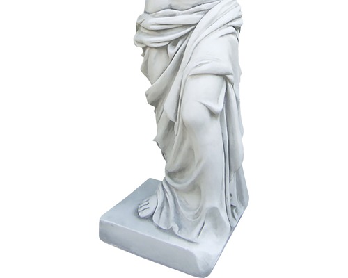 Detaliu al unei statui cu o robă și un picior pe un soclu