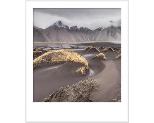 Imagine de peisaj înrămată cu dune și munți