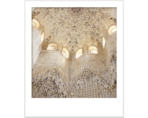 Vedere detaliată a arhitecturii interioare a unei camere cu stucaturi complicate și ferestre mici