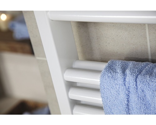 Prim-plan cu un radiator alb pentru prosoape cu un prosop albastru