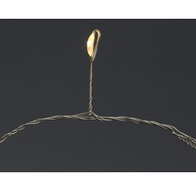 Prim-plan cu un șir de lumini cu un singur LED alb cald