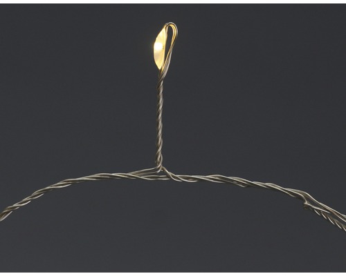 Prim-plan cu un șir de lumini cu un singur LED alb cald