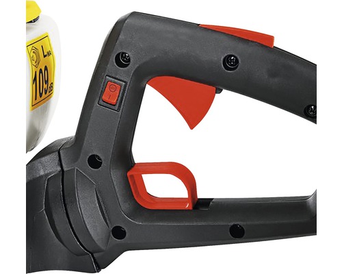 Prim-plan cu mânerul unei foarfeci de tuns gard viu cu comutator și accelerație