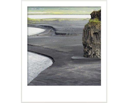 Fotografie a unui peisaj cu apă și o stâncă