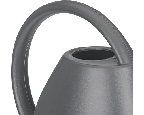 Detaliu al unei udătoare gri cu mâner