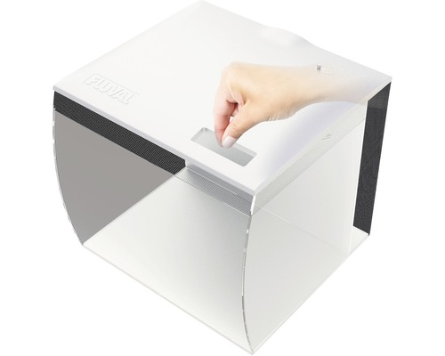 Acvariu Fluval cu o mână care deschide o clapetă