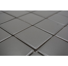 Prim-plan cu plăci ceramice pătrate gri.
