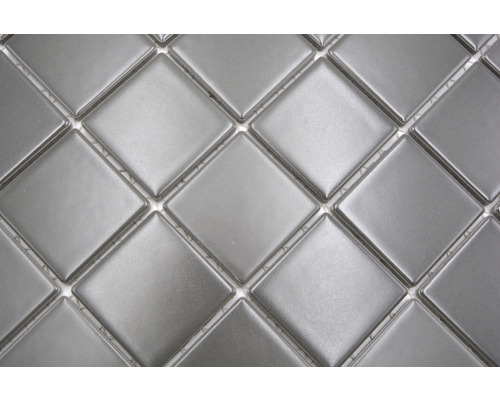 Prim-plan cu plăci de mozaic ceramic pătrate