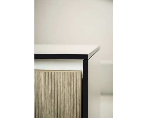 Imagine detaliată a unui dulap de baie cu front din lemn și spațiu de depozitare