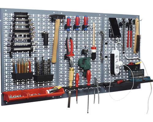 Panou de scule cu diverse scule, cum ar fi ciocan, cheie, șurubelniță și burghiu.