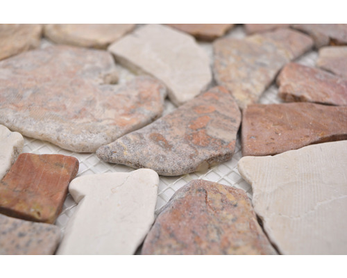 Vizualizare detaliată a plăcilor de mozaic din piatră naturală pe o plasă