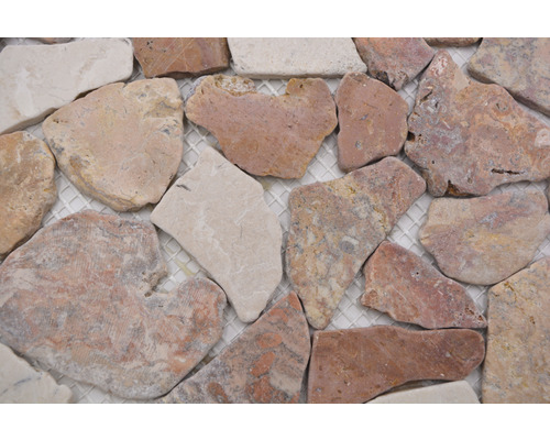 Prim-plan cu plăci de mozaic din piatră naturală pe suport de plasă