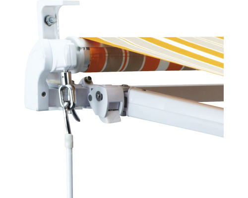 Detaliu copertină cu model în dungi și manivelă