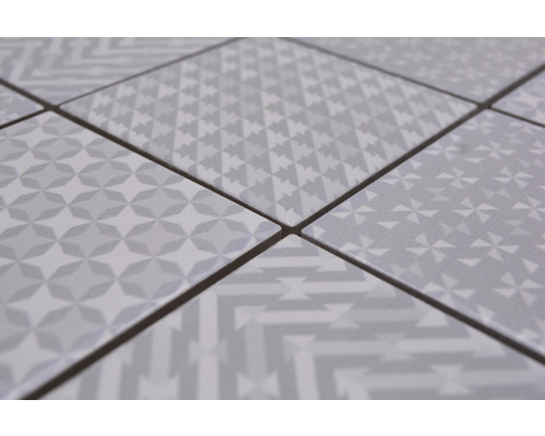 Prim-plan cu plăci de podea cu modele geometrice