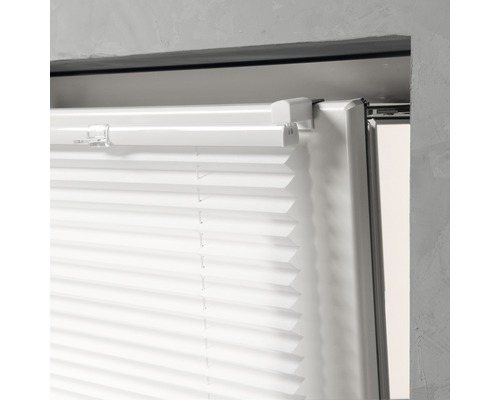 Detaliu jaluzea în cadrul ferestrei