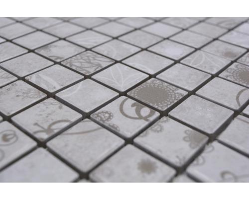 Prim-plan cu plăci de mozaic pătrate cu model