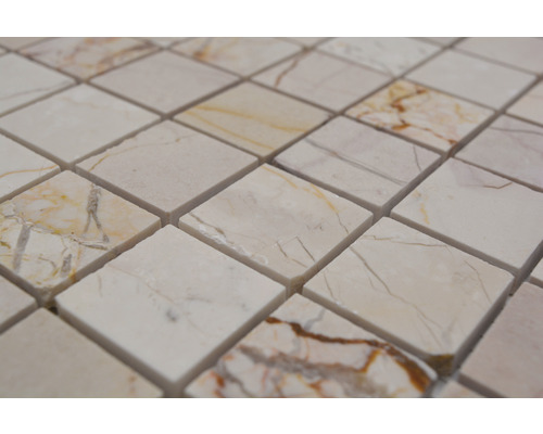 Prim-plan cu plăci de mozaic pătrate din marmură