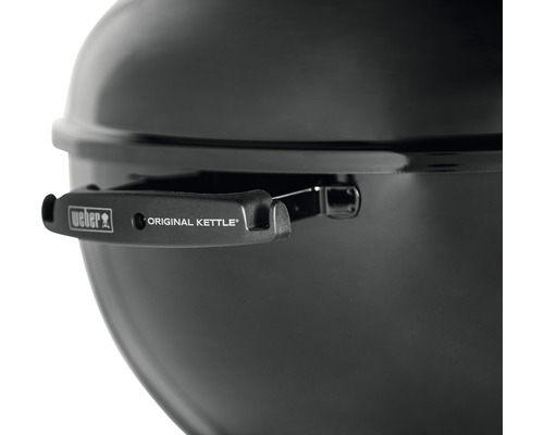 Logo Weber pe un grătar Original Kettle