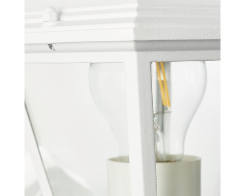 Prim-plan al unui corp de iluminat exterior alb cu bec