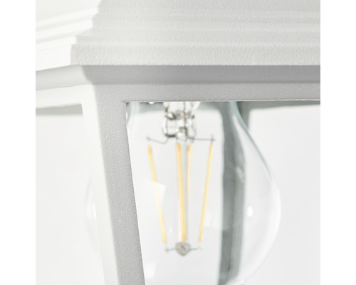 Prim-plan cu o lampă de exterior albă cu bec