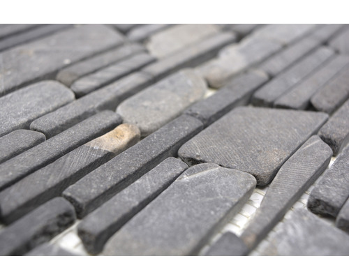 Prim-plan cu plăci de mozaic din piatră naturală