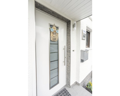 Zona de intrare a unei case cu ușă de intrare, număr de casă și cutie poștală