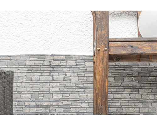 Imagine detaliată cu placare de perete din piatră și un element din lemn