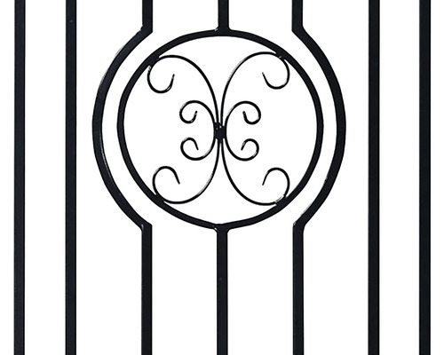 Detaliu al unui gard metalic cu model circular decorativ