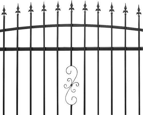 Prim-plan cu un gard metalic cu vârfuri decorative