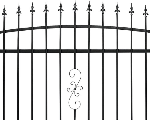 Prim-plan al unui gard metalic cu vârfuri decorative