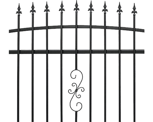 Detaliu al unui gard ornamental metalic cu vârfuri decorative