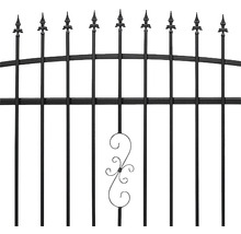 Prim-plan al unui element de gard metalic cu vârfuri decorative