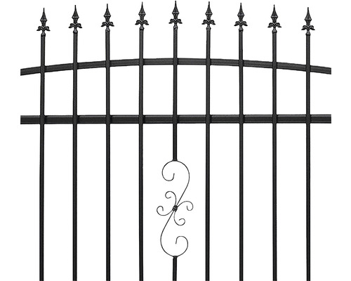 Prim-plan al unui element de gard metalic cu vârfuri decorative