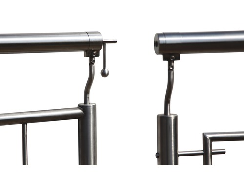 Prim-plan cu o balustradă din oțel inoxidabil