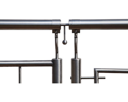 Imagine detaliată a unei balustrade din oțel inoxidabil cu mecanism de închidere