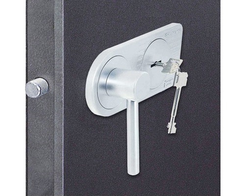 Prim-plan al unei încuietori de seif cu cheie