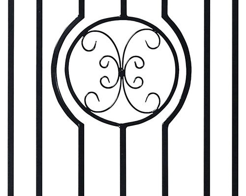 Vedere detaliată a unui gard metalic negru cu un element decorativ