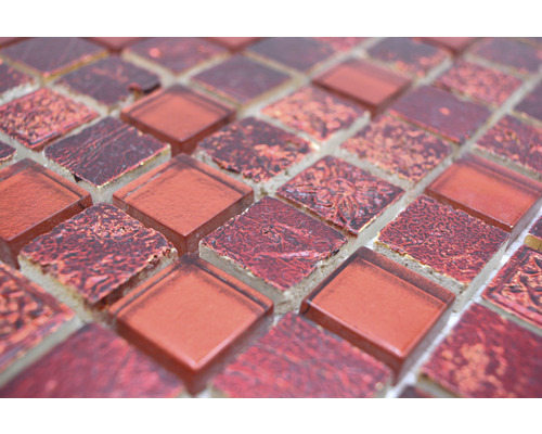 Prim-plan cu plăci de mozaic din sticlă roșie pentru perete și podea