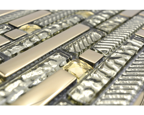 Prim-plan cu o faianță mozaic din sticlă și metal