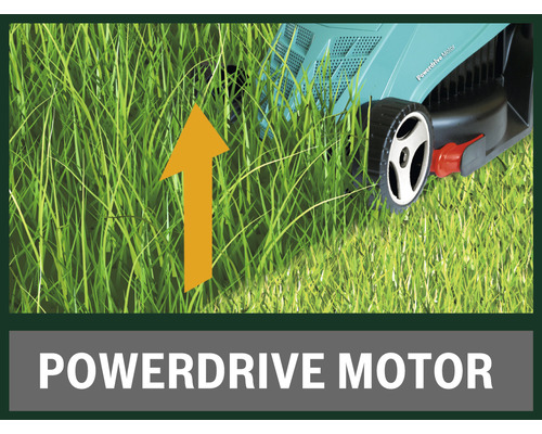 Prim-plan cu o mașină de tuns iarba în iarbă cu o săgeată direcțională și inscripția Powerdrive Motor.