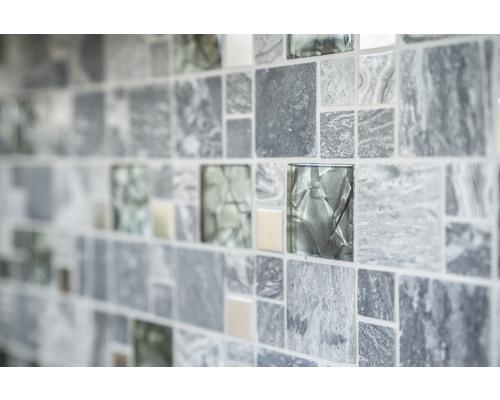 Perete de plăci de mozaic cu plăci pătrate cu aspect de marmură și sticlă