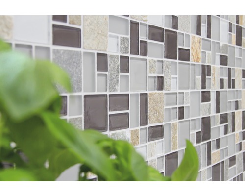 Prim-plan cu un perete cu plăci de mozaic din sticlă și piatră