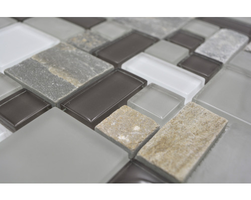 Prim-plan cu plăci de mozaic din sticlă și piatră