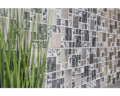 Perete cu plăci de mozaic pătrate și decor vegetal