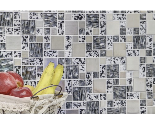 Plăci de perete cu modele diferite ca fundal pentru un coș cu fructe