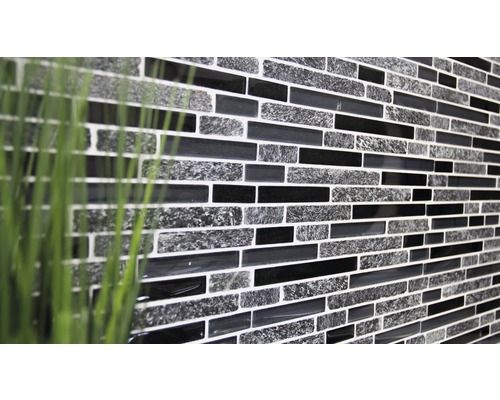 Mozaic cu pietre dreptunghiulare în diferite texturi și nuanțe.