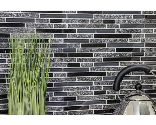 Design de perete cu plăci de mozaic și elemente decorative într-o bucătărie