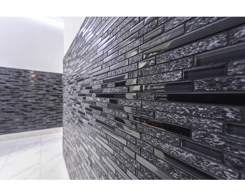 Decor de perete cu plăci de mozaic într-un interior.