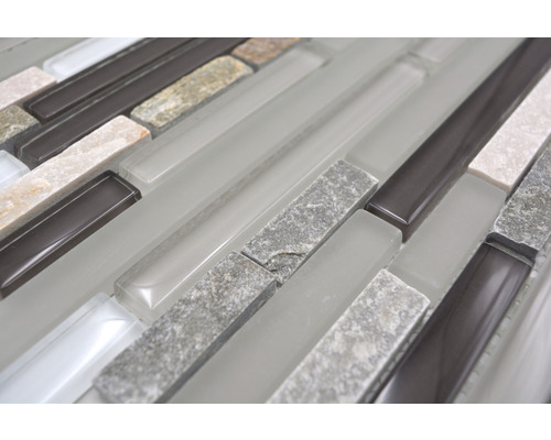 Prim-plan cu plăci de mozaic din sticlă și piatră