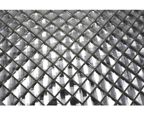 Prim-plan cu un bloc de sticlă cu model în romburi